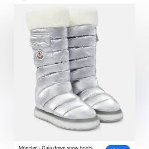 Moncler Silver Quilted Puffer Snow Boots with Faux Fur Cuff